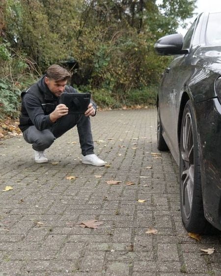 Carsten Heiken fotografiert ein Fahrzeug bei der Besichtigung in Bottrop