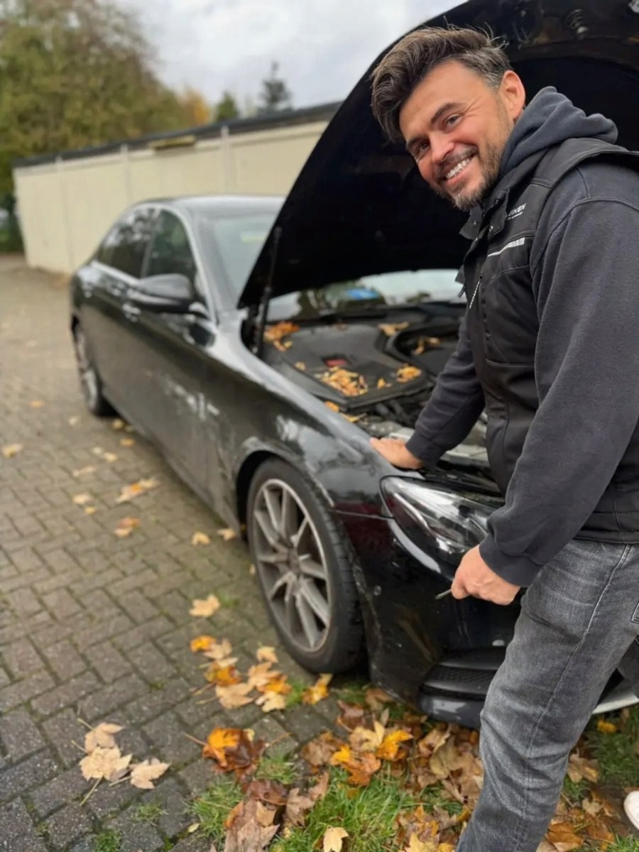 Kfz Gutachter Bottrop: Carsten Heiken bei der Fahrzeugbegutachtung