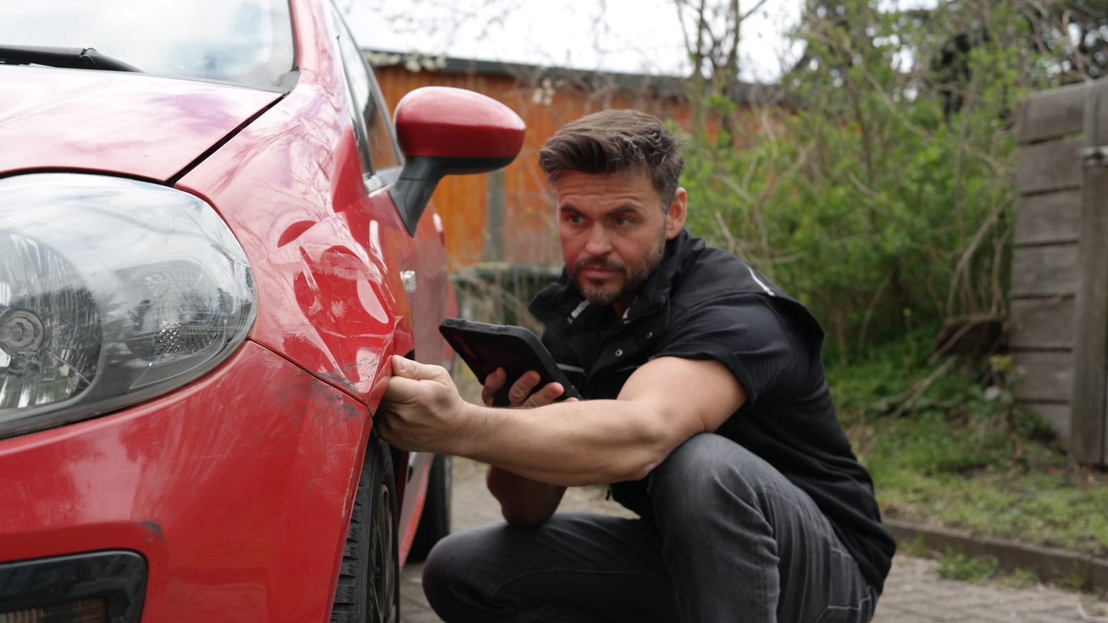 Carsten Heiken – Kfz-Gutachter aus Oberhausen bei der Begutachtung eines Unfallfahrzeugs
