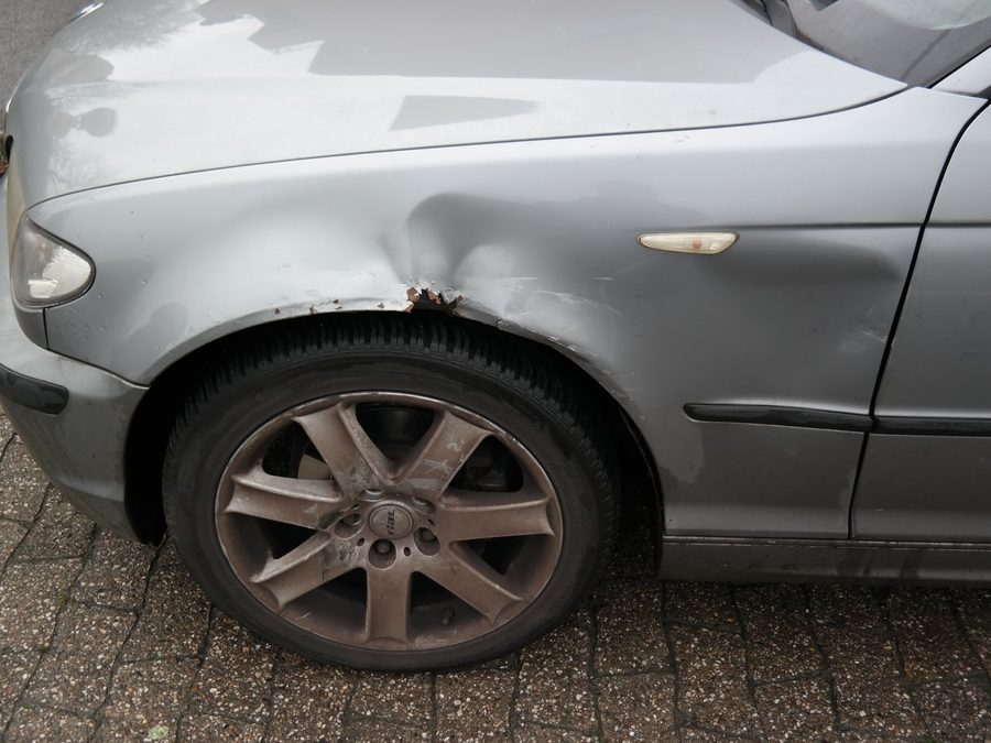 Frontschaden an einem Pkw nach einem Unfall in Dinslaken
