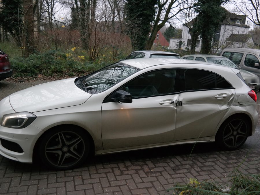 Seitenschaden an einem Mercedes nach einem Unfall in Duisburg