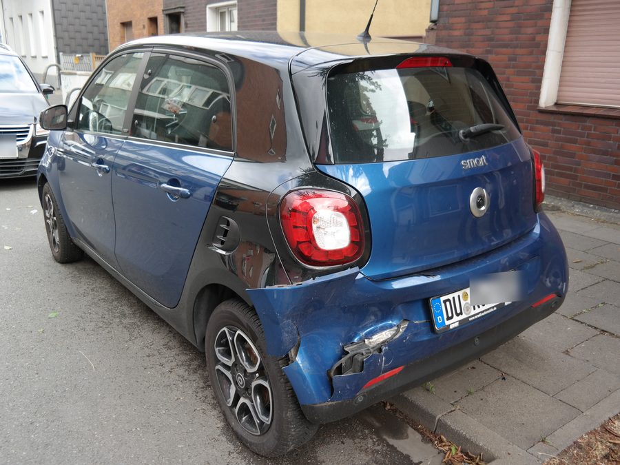 Heckschaden an einem Smart mit Duisburger Kennzeichen