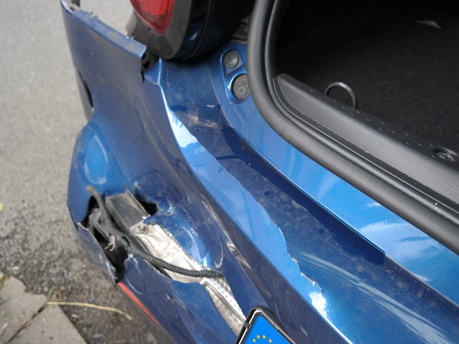 Aufgerissene Heckstoßstange eines Unfallfahrzeugs aus Duisburg