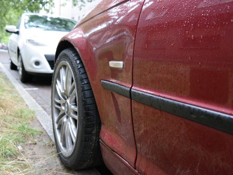 Streifschaden an der Fahrzeugflanke eines Pkw in Duisburg