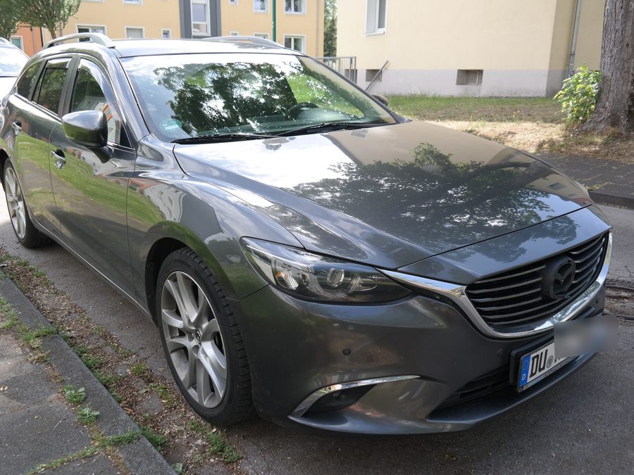 Frontschaden an einem Mazda mit Duisburger Kennzeichen
