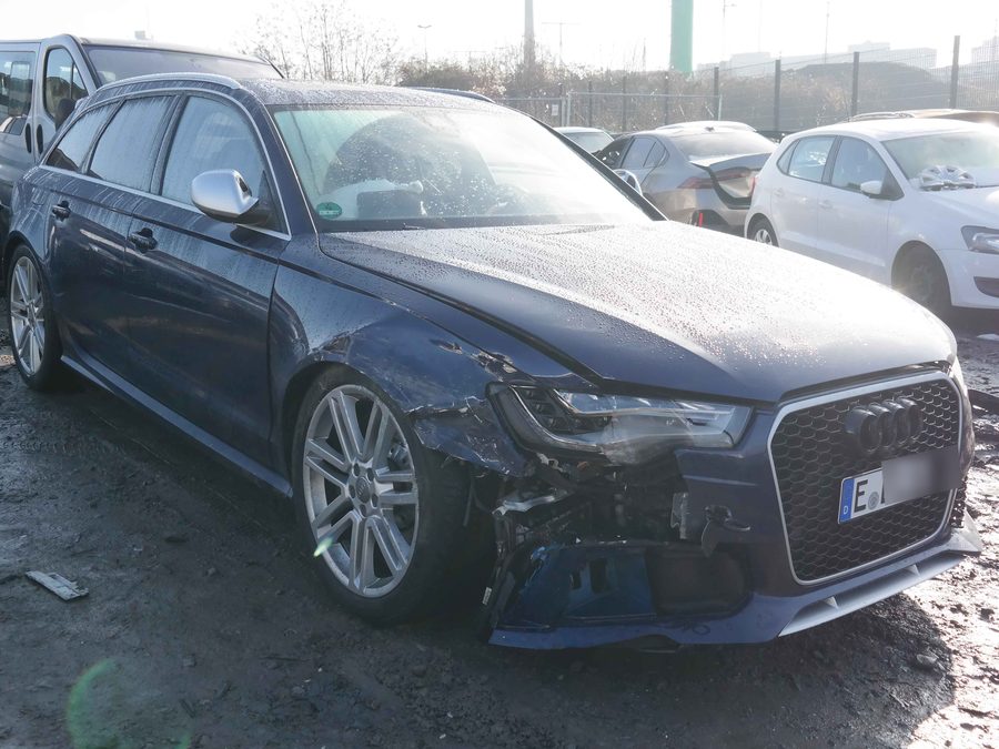 Audi mit Frontschaden und Essener Kennzeichen
