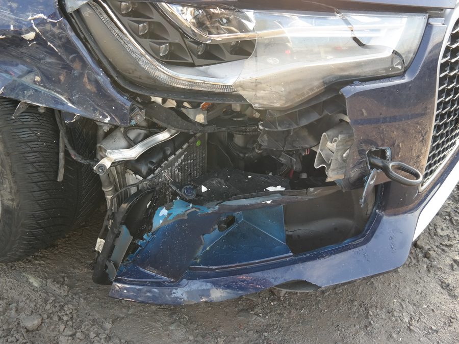 Aufgerissene Fahrzeugfront nach einem Unfall in Essen