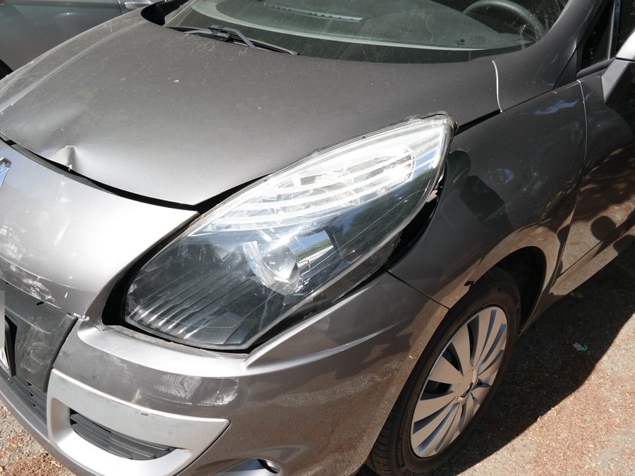 Frontschaden an einem Renault nach einem Unfall in Mülheim an der Ruhr
