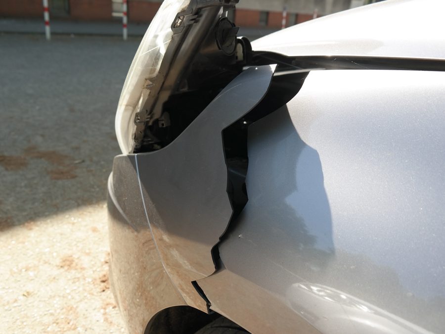 Aufgerissene Fahrzeugfront nach einem Unfall in Mülheim an der Ruhr