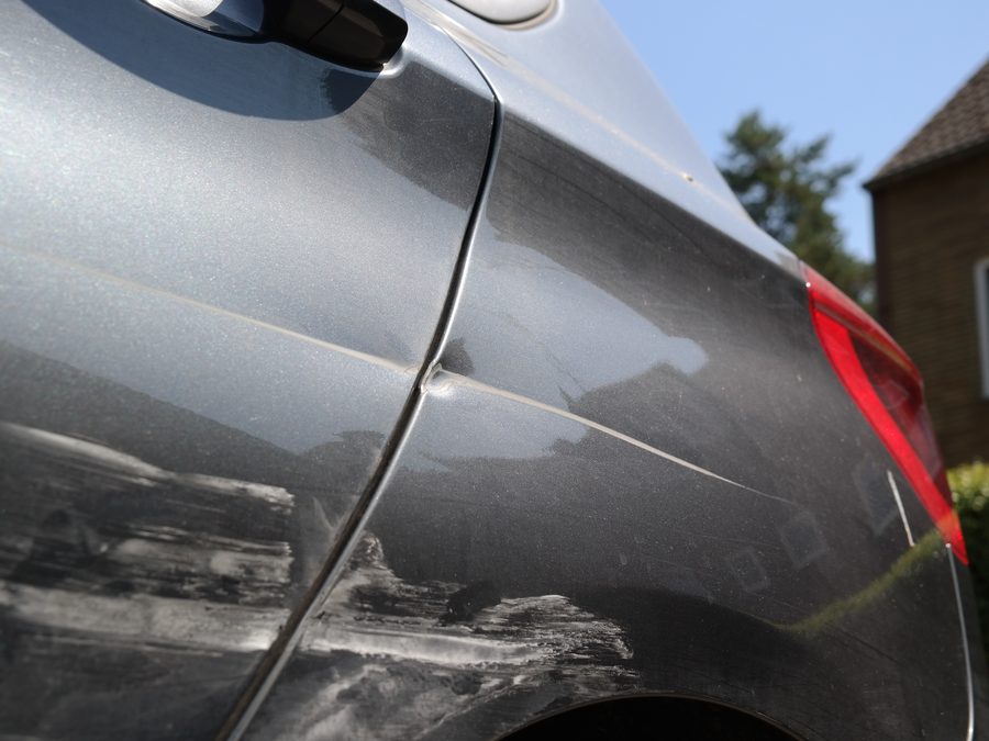 Lackschaden an der Fahrzeugflanke eines Unfallwagens in Mülheim