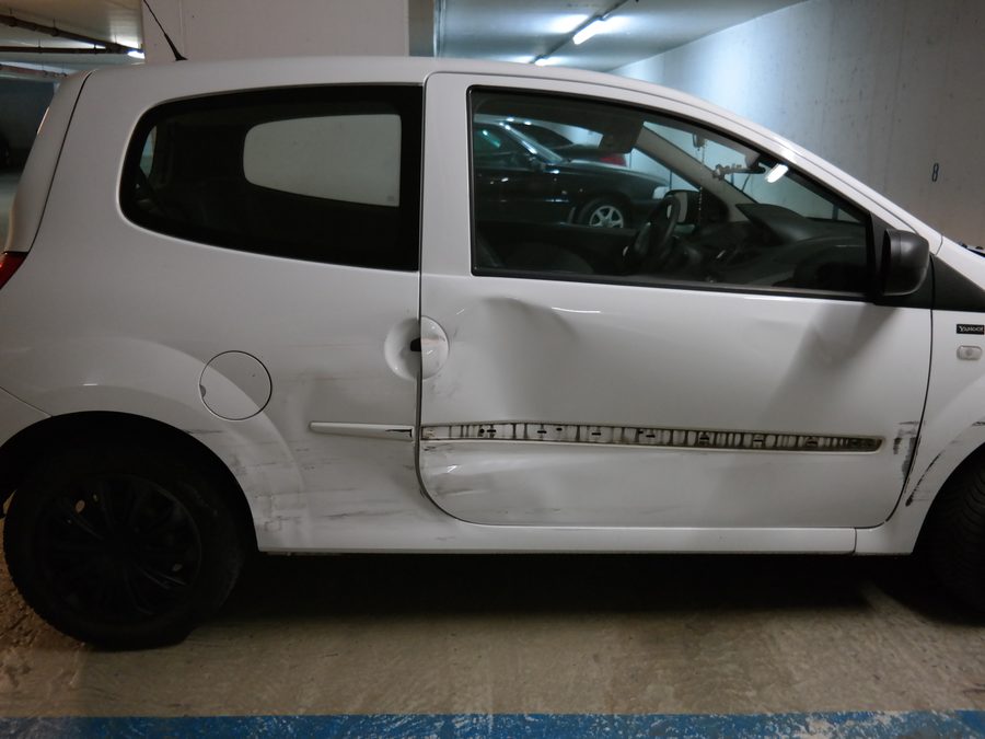 Seitenschaden an einem Kleinwagen nach einem Unfall in Mülheim