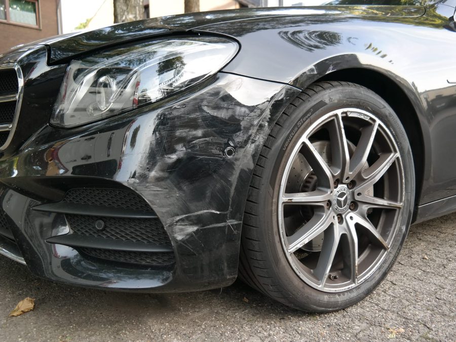Frontschaden an einem Mercedes nach einem Unfall in Oberhausen