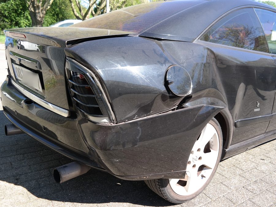 Unfallfahrzeug mit Oberhausener Kennzeichen bei der Schadenaufnahme